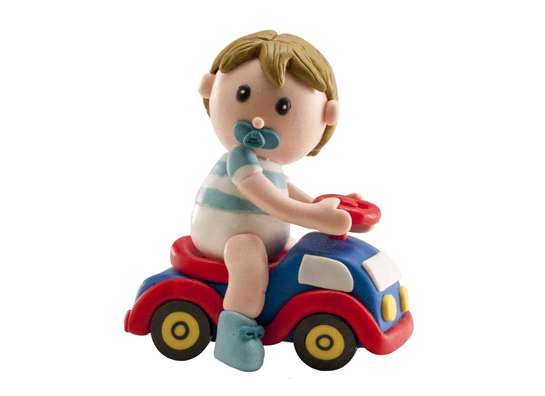 niño bautizo con coche CLAY